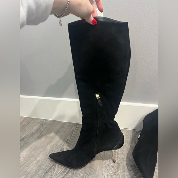 Gucci Black suede High Heeled 4 1.2”. Boots with yellow gold heel w/ dust cover - Picture 2 of 4